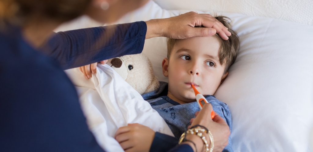 نصائح الخبراء: كيف تكتشفين أن طفلك يعاني من الحمى وكيف تعالجينها؟