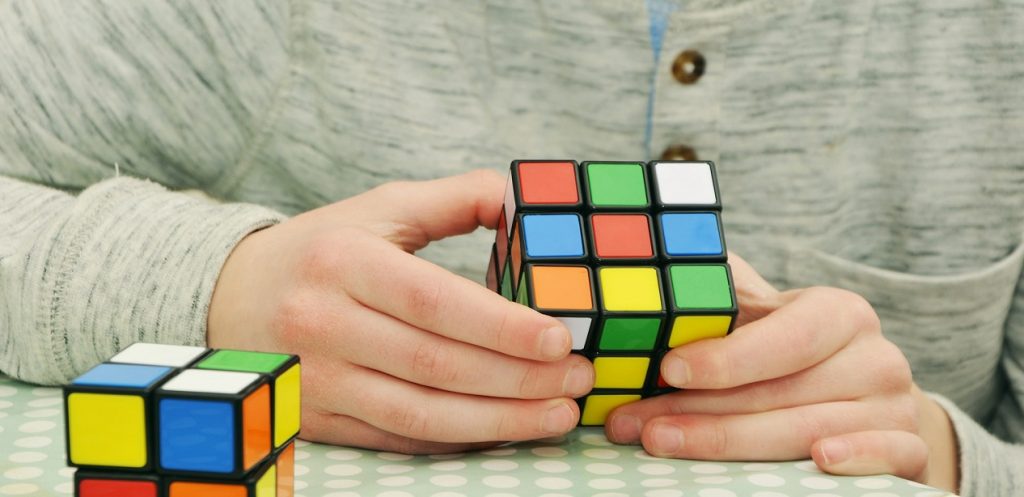 كيف تعمل الأحاجي على تعزيز التركيز لدى طفلي؟