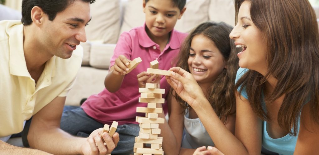 11 فكرة ألعاب عائلية لقضاء وقت ممتع في سهرات رمضان