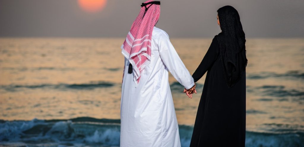 أفكار جريئة ستشعل الحب في زواجك خلال العطلة