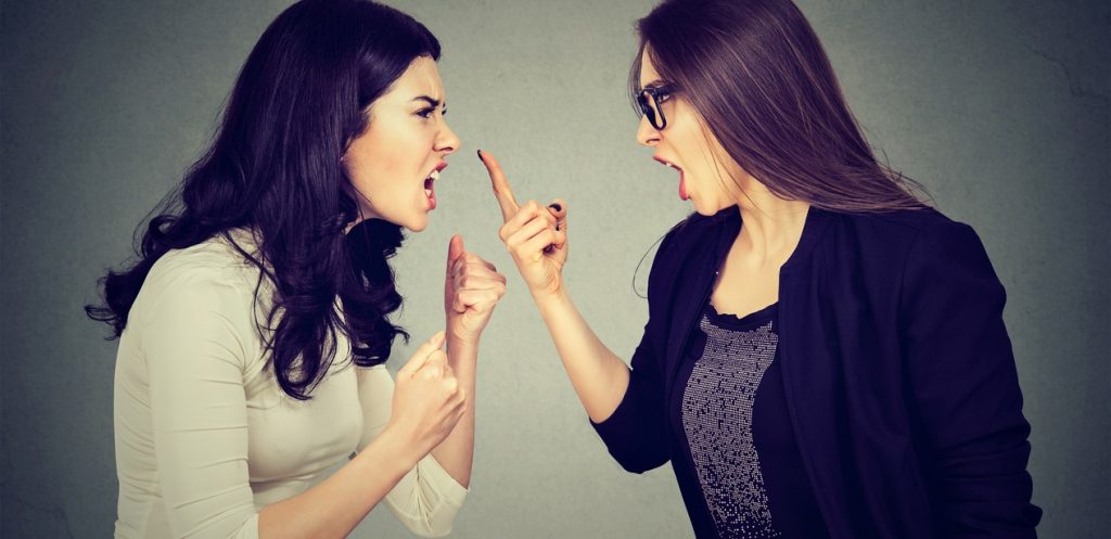 كيف تتعاملين مع المنافسة بين الأمهات