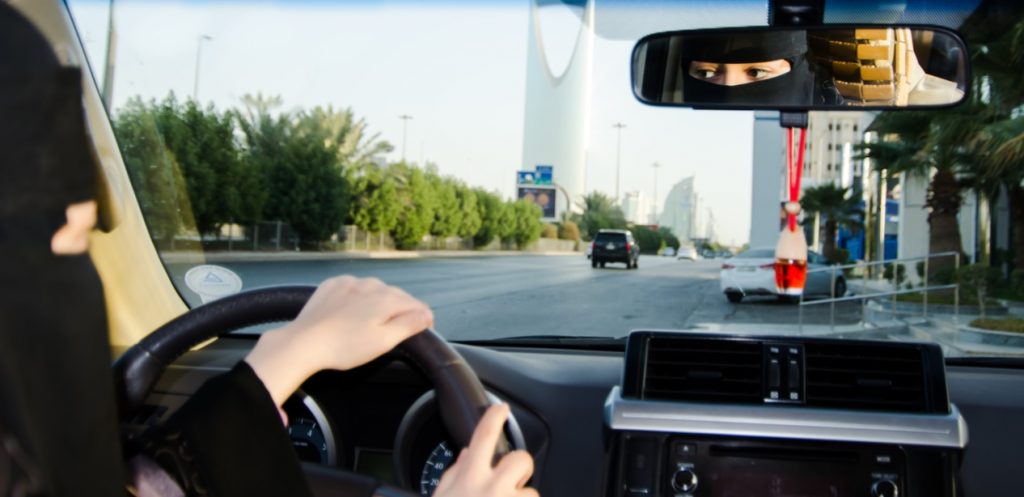 7 أخطاء تجنبيها عند قيادة السيارة في السعودية