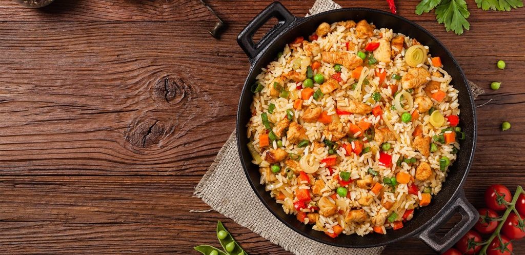 أفكار وجبات مدرسية للدوام الطويل: رز بالخضروات والدجاج