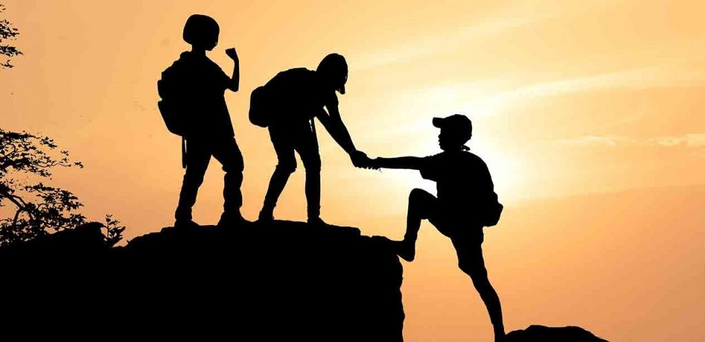 5 أفكار ليتعلم طفلي مساعدة الآخرين!