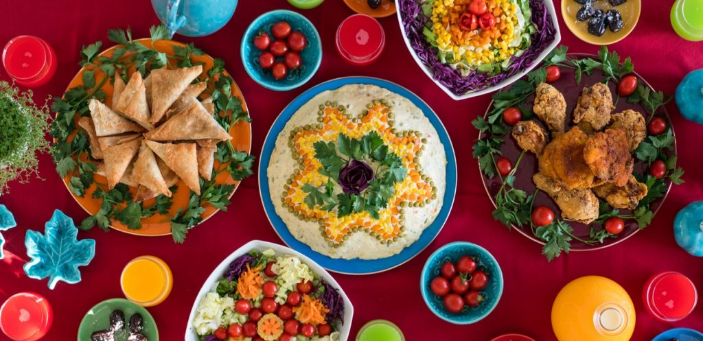 خيارات منوعة لسفرة أنيقة في رمضان من صحون الاستخدام لمرة واحدة