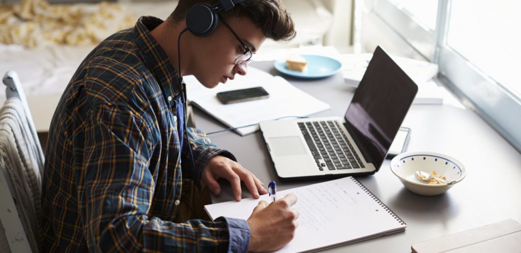 كيف أساعد طفلي المراهق على اختيار التوجه الدراسي المناسب؟