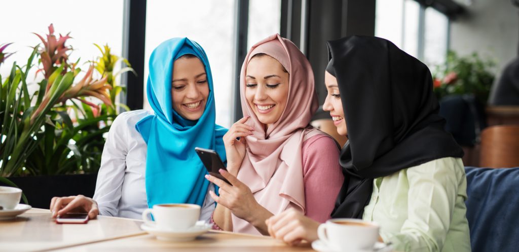 أهمية الخروج مع الصديقات لتحسين الصحة والمزاج