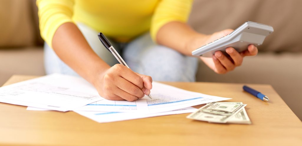 لماذا تسبب الأمور المالية التوتر للأمهات؟
