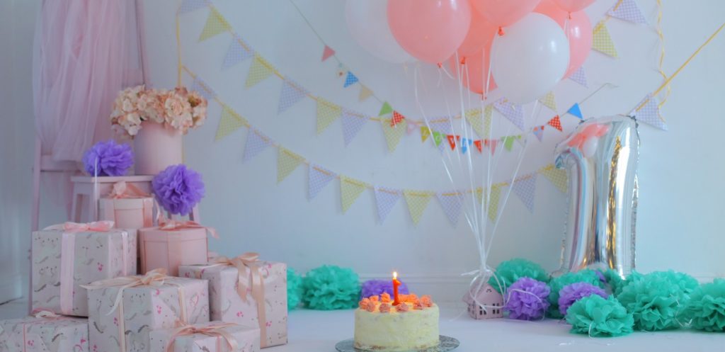 أفضل 10 هدايا عيد ميلاد الطفل الأول من ممزورلد