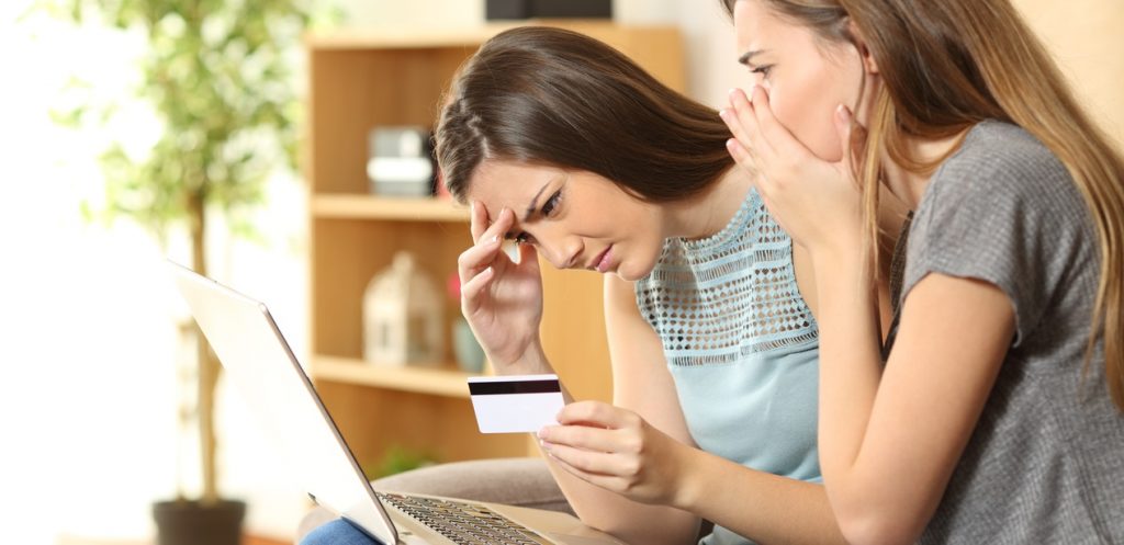 مالية وأمومة: كيف تتصرفين عند حدوث عملية شرائية بدون علمك