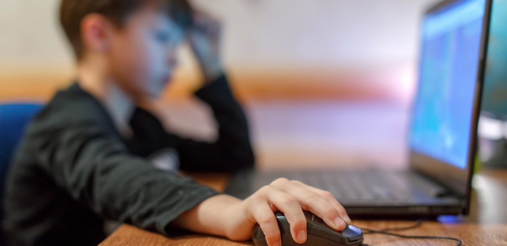 أفضل 10 أفكار لحماية أطفالك من استخدام الإنترنت غير الآمن