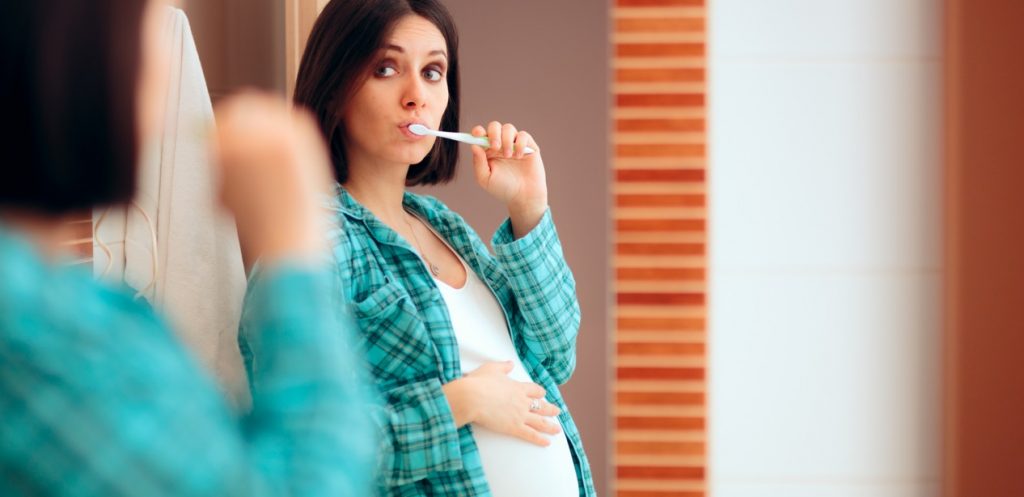 أسنان الأم الحامل وأهمية العناية بها لصحتها وصحة جنينها