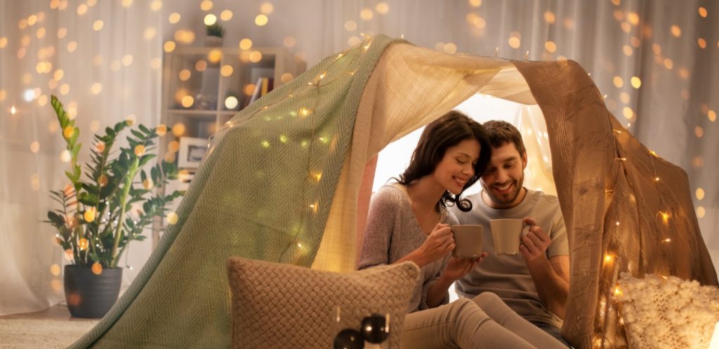 كيف تجعلين أيام الحجر المنزلي شهر عسل مع زوجك