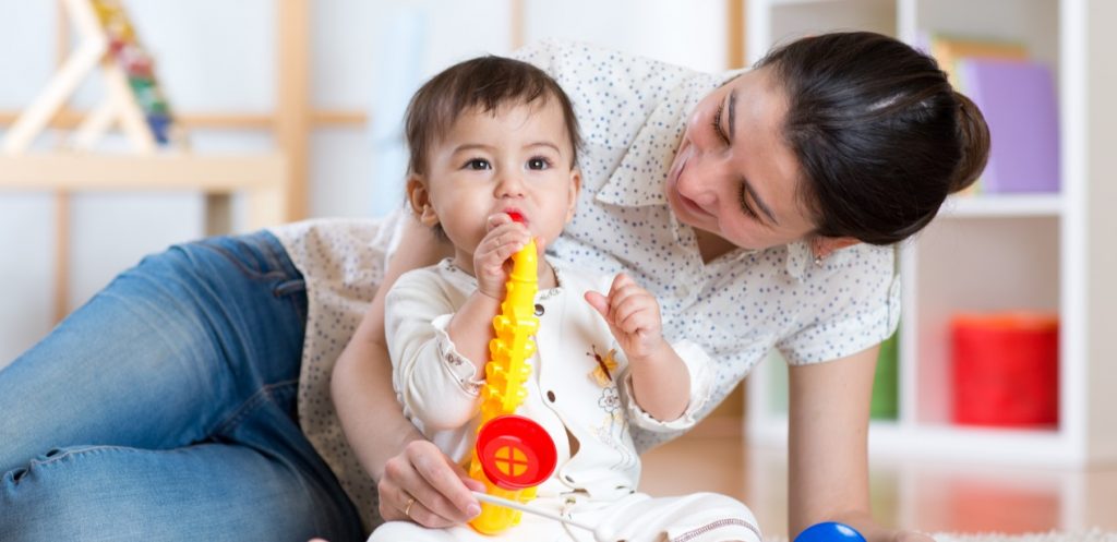 الحضانة أم المربية في البيت؟ أيهما أفضل خيار للأم العاملة؟