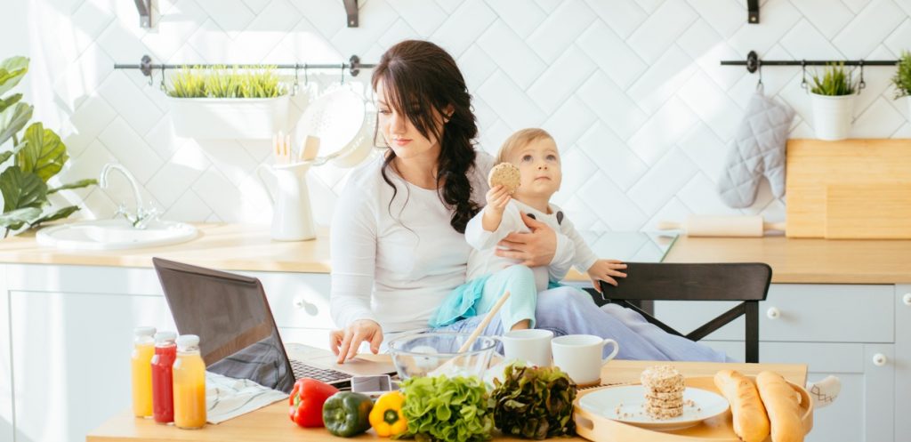 حيل وأفكار لتوفير وقت الأم العاملة