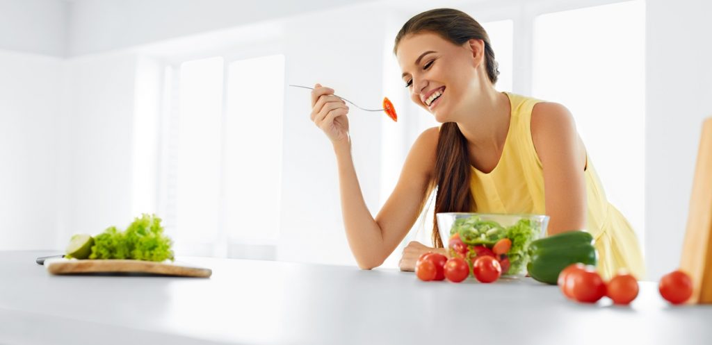 ماذا تأكل المرأة المرضعة لتصل إلى الرشاقة والوزن المثالي؟