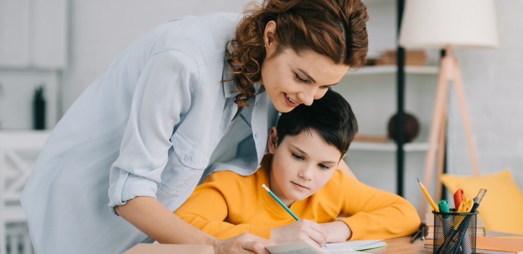 كيف أساعد طفلي في أداء الواجبات المدرسية