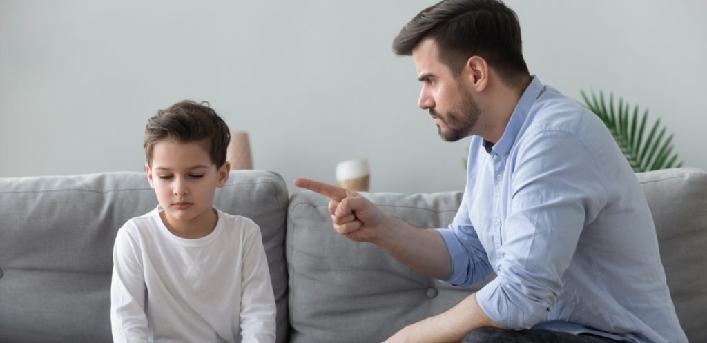 تربية الأبناء بين العقاب والتأديب والتواصل