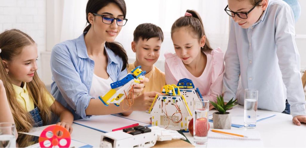 ما هو نظام STEM ولماذا هو منتشر في المراكز الصيفية والمدارس؟