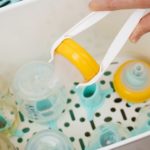 كيف أعقم الرضاعة الزجاجية؟ دليل الأم الذكية لتعقيم آمن وصحي كيف أعقم الرضاعة الزجاجية؟ دليل الأم الذكية لتعقيم آمن وصحي